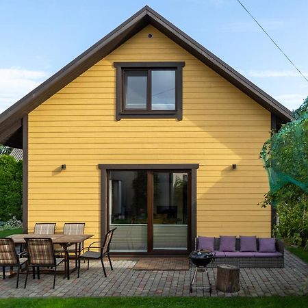 Cosy Family Guesthouse With Sauna And Garden Kuressaare Exterior foto